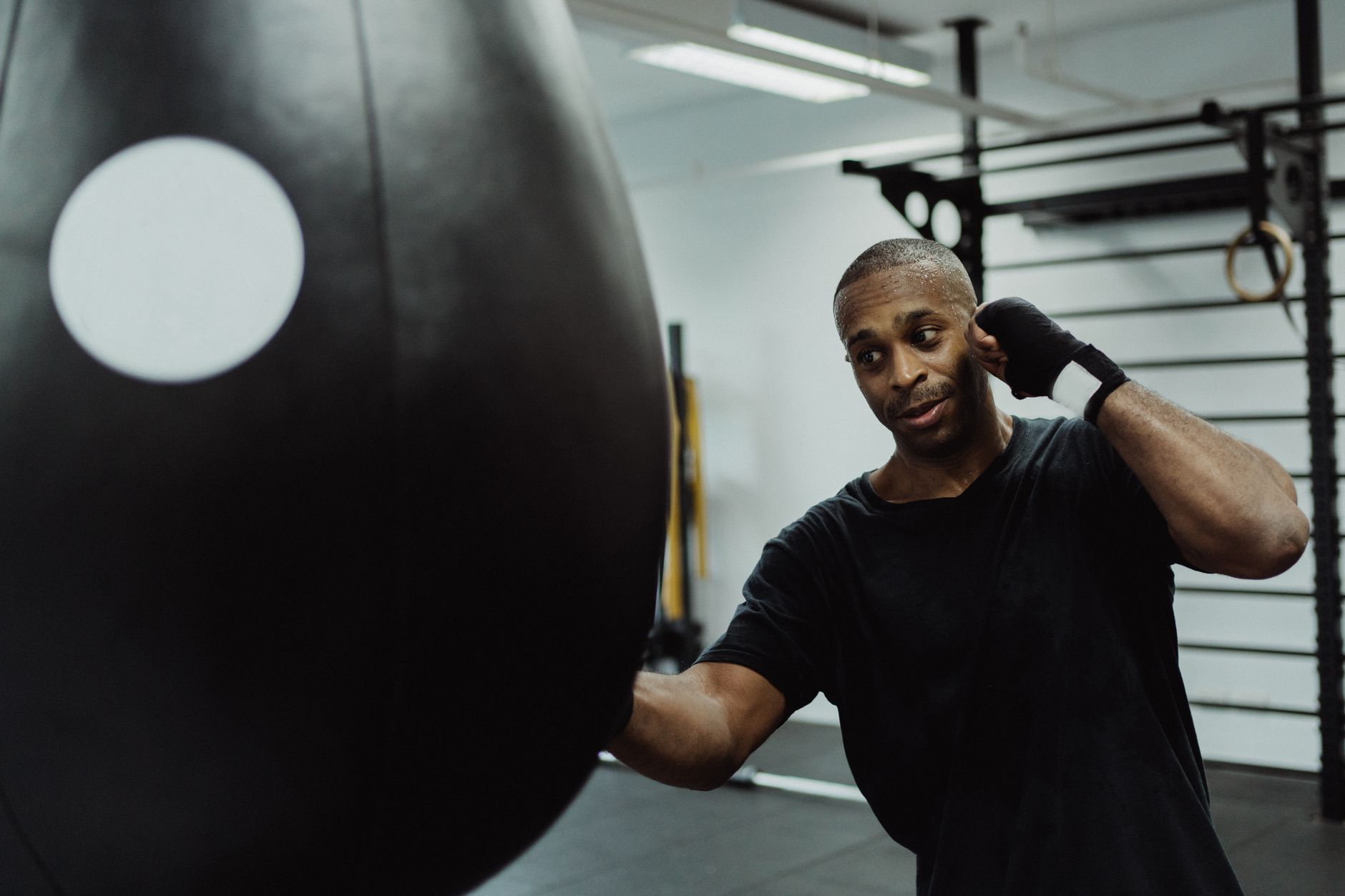 Entrenamiento de golpeo a saco pesado: base común de boxeo y fitboxing