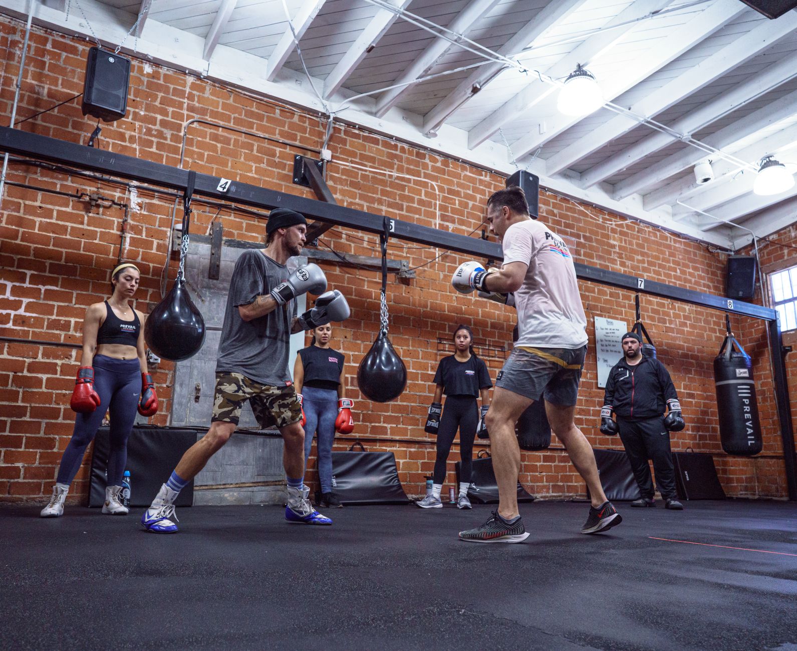Clase de fitness con guantes y saco: el formato habitual del fitboxing
