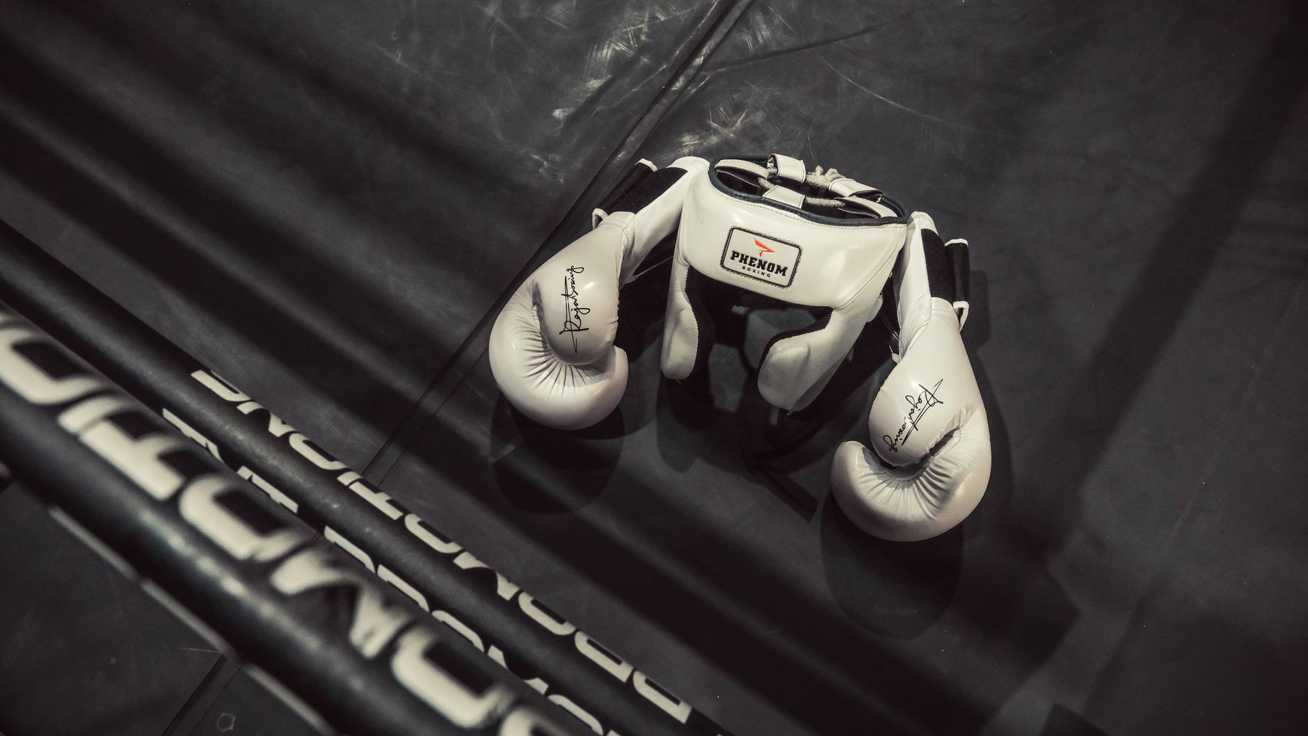 Guantes de boxeo sobre saco de entrenamiento: el equipamiento esencial