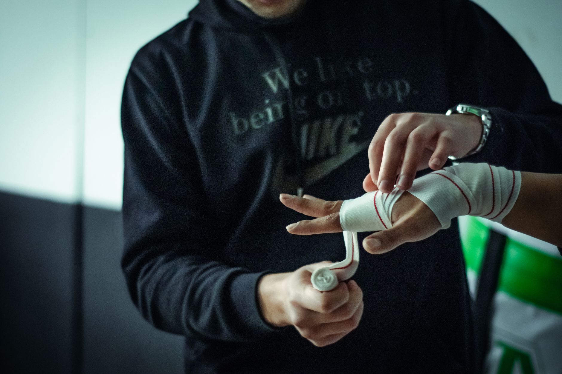 Boxeador vendándose las manos antes de entrenar
