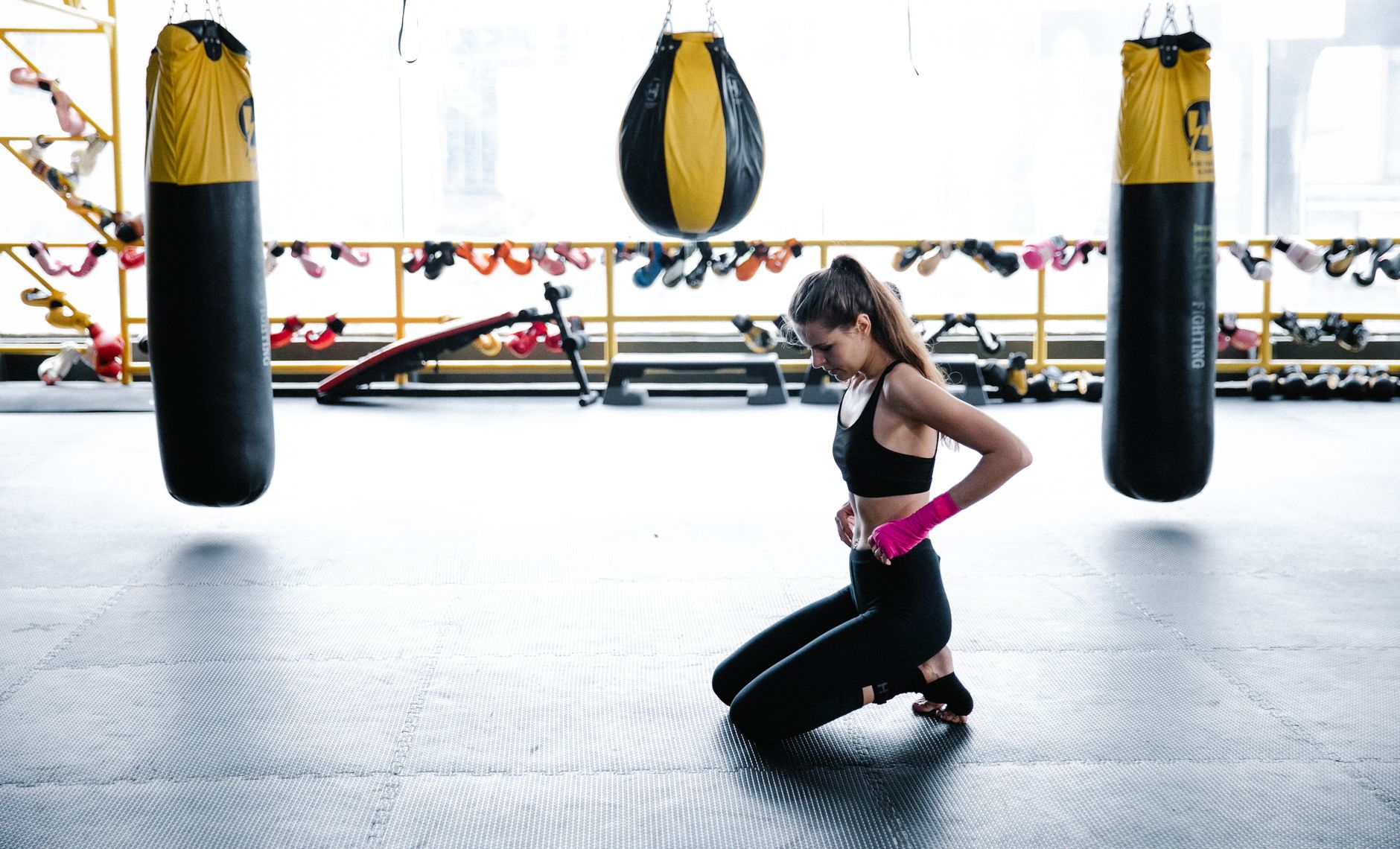 Mujer entrenando boxeo con guantes en sesión de alta intensidad