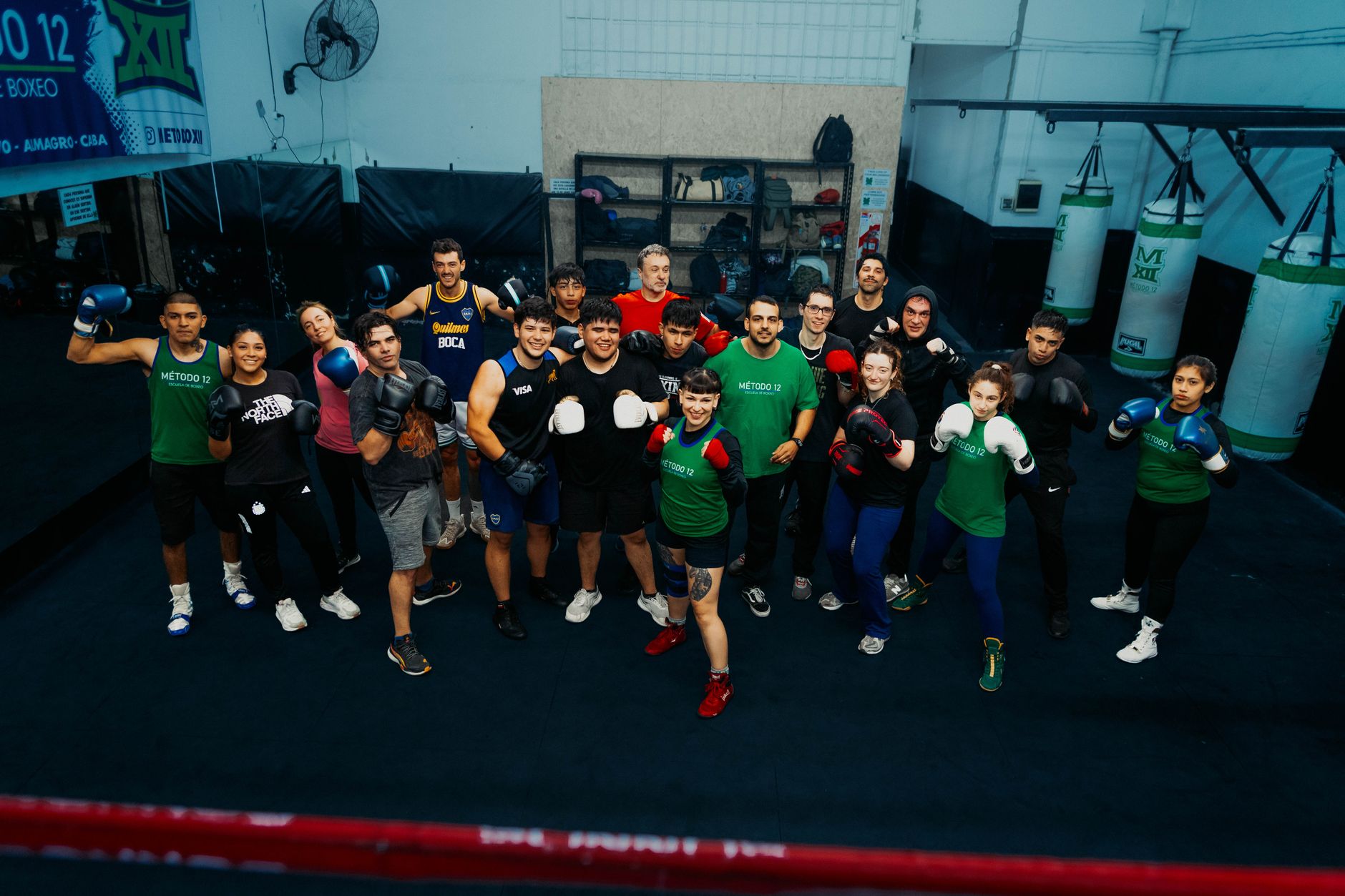 Clase grupal de fitboxing en gimnasio con varios alumnos entrenando