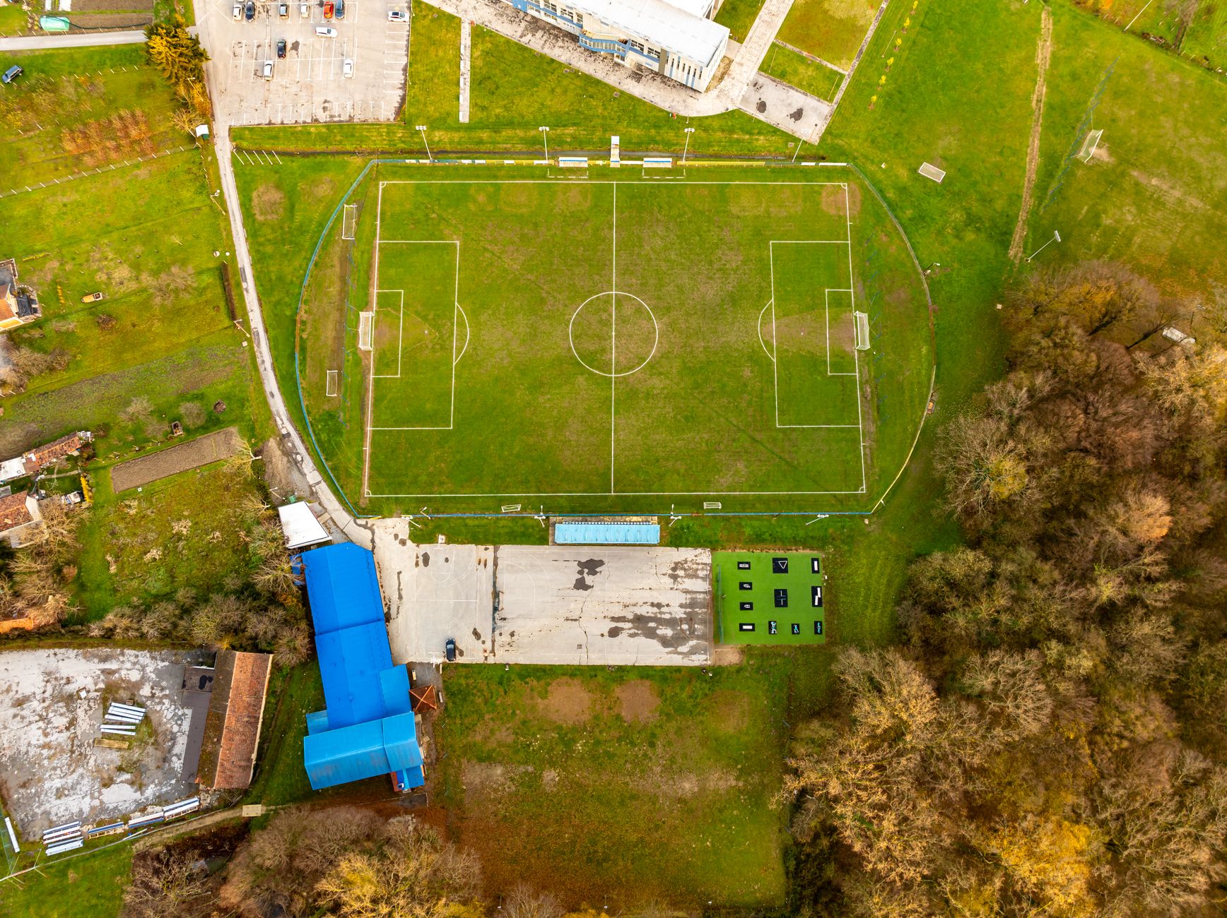 Instalación deportiva municipal al aire libre en una localidad pequeña