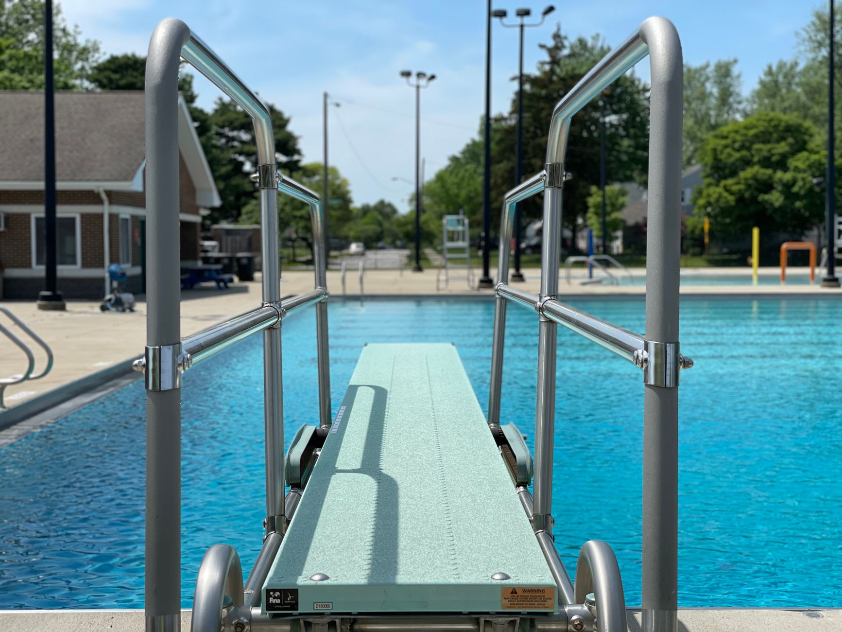 Piscina municipal de verano en una localidad pequeña de España