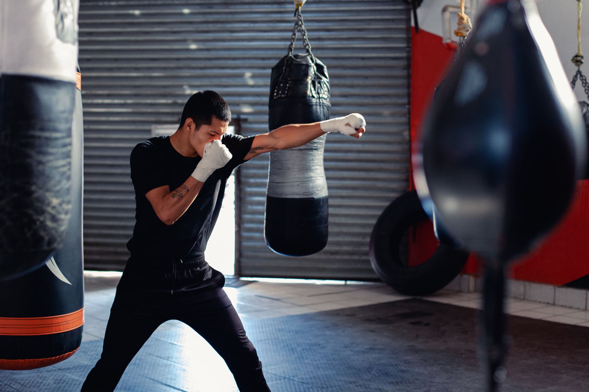 Boxeador entrenando en saco - tecnica de boxeo