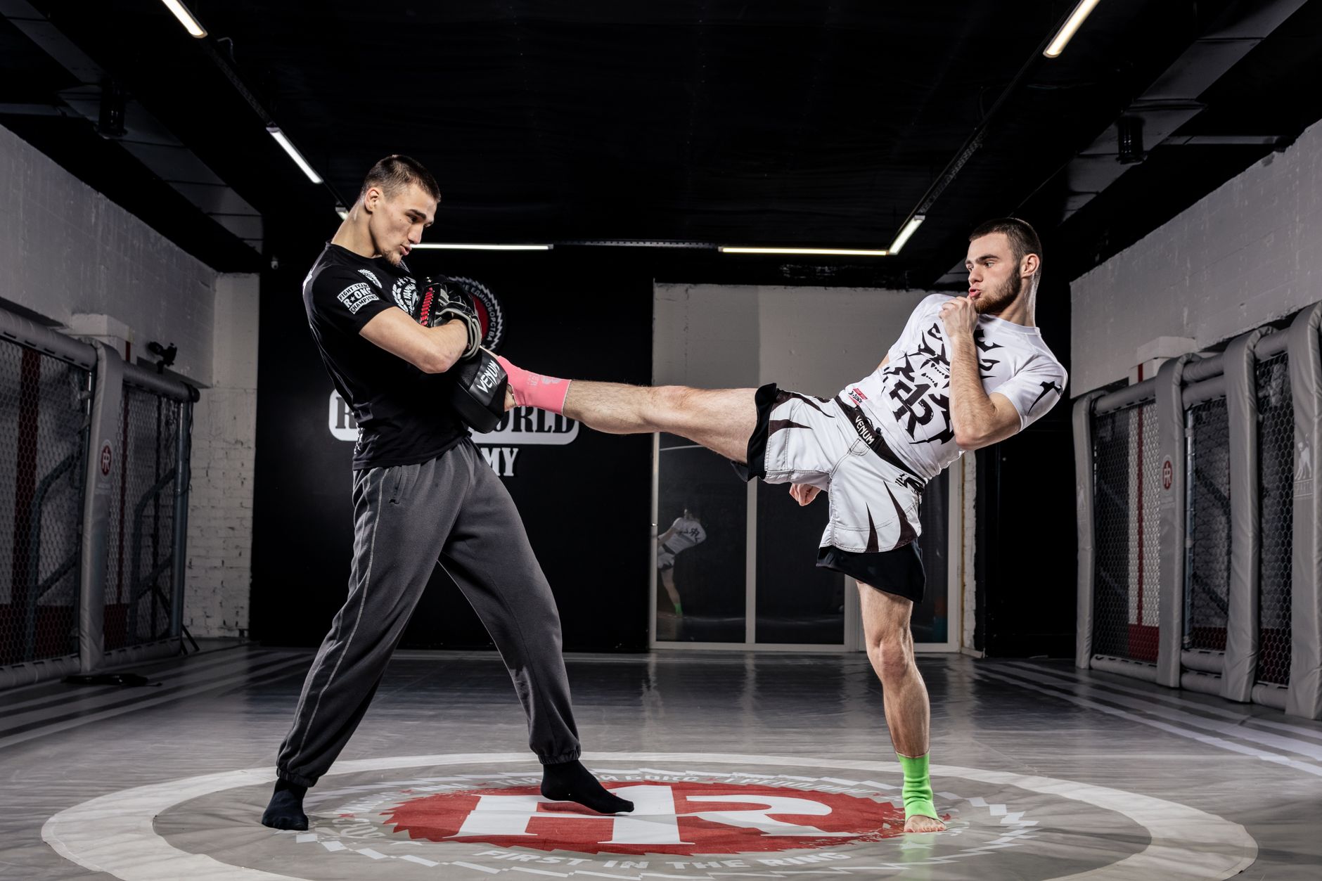 Entrenamiento de artes marciales y kickboxing en gimnasio