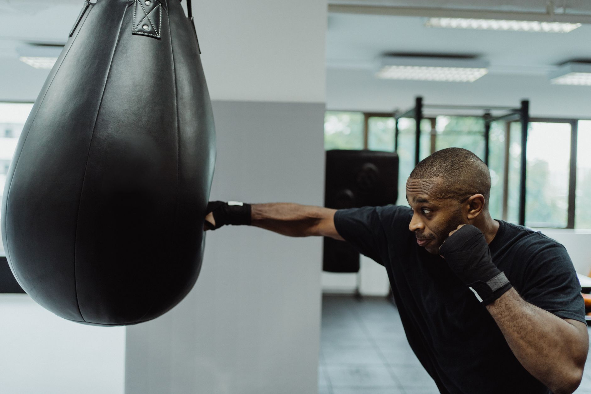 Entrenamiento en saco de boxeo, disciplina popular en gimnasios de Girona