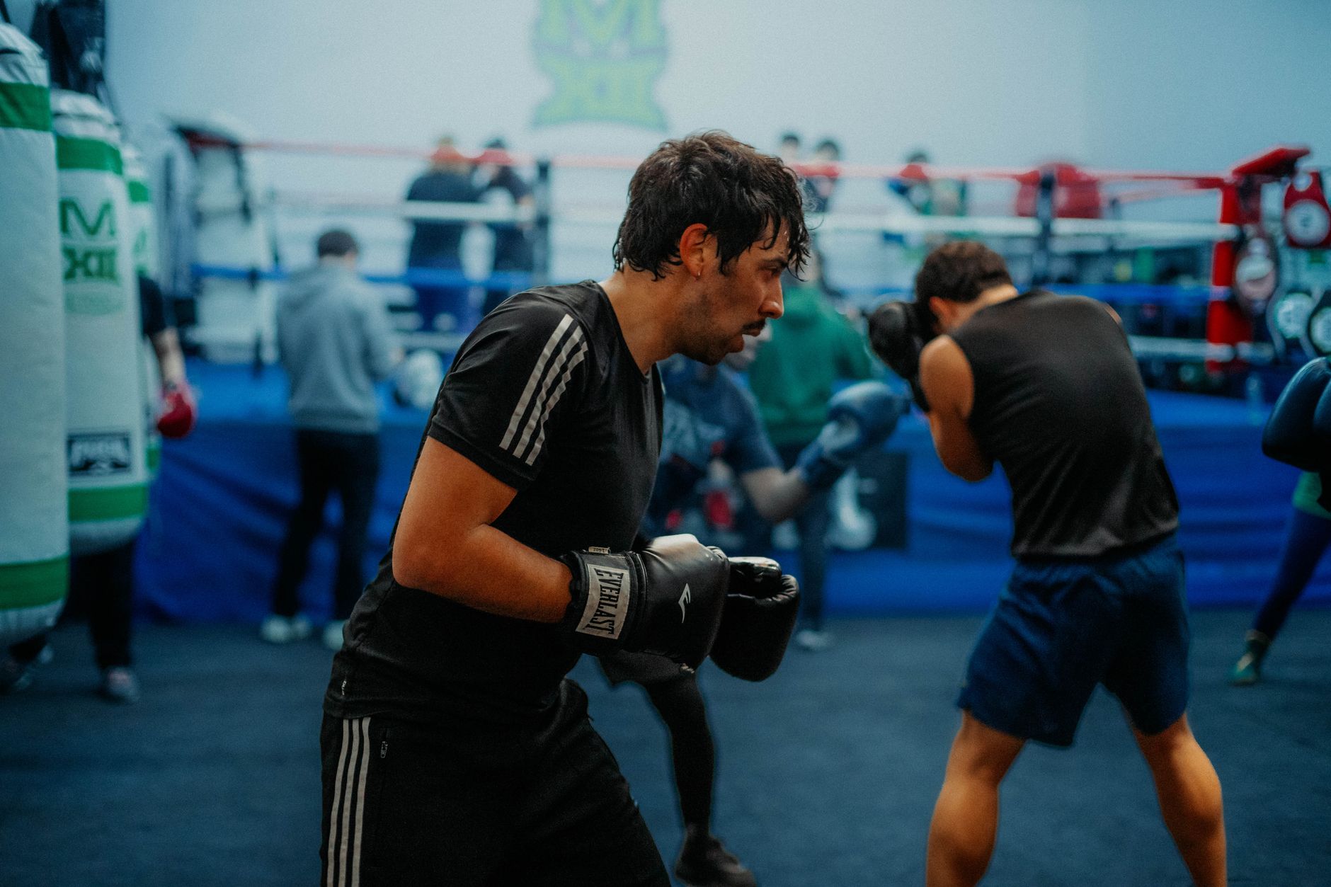 Boxeador en sparring con entrenador - tecnica de boxeo