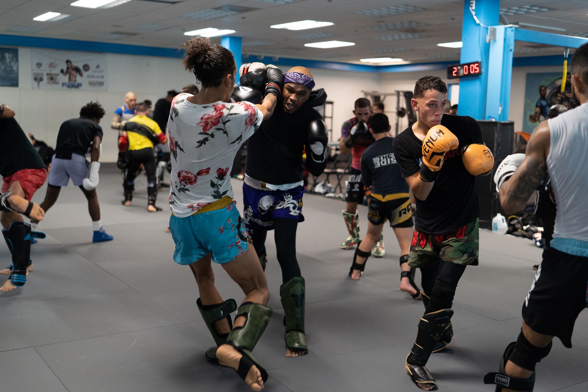 Boxeadores con guantes entrenando técnica en un gimnasio
