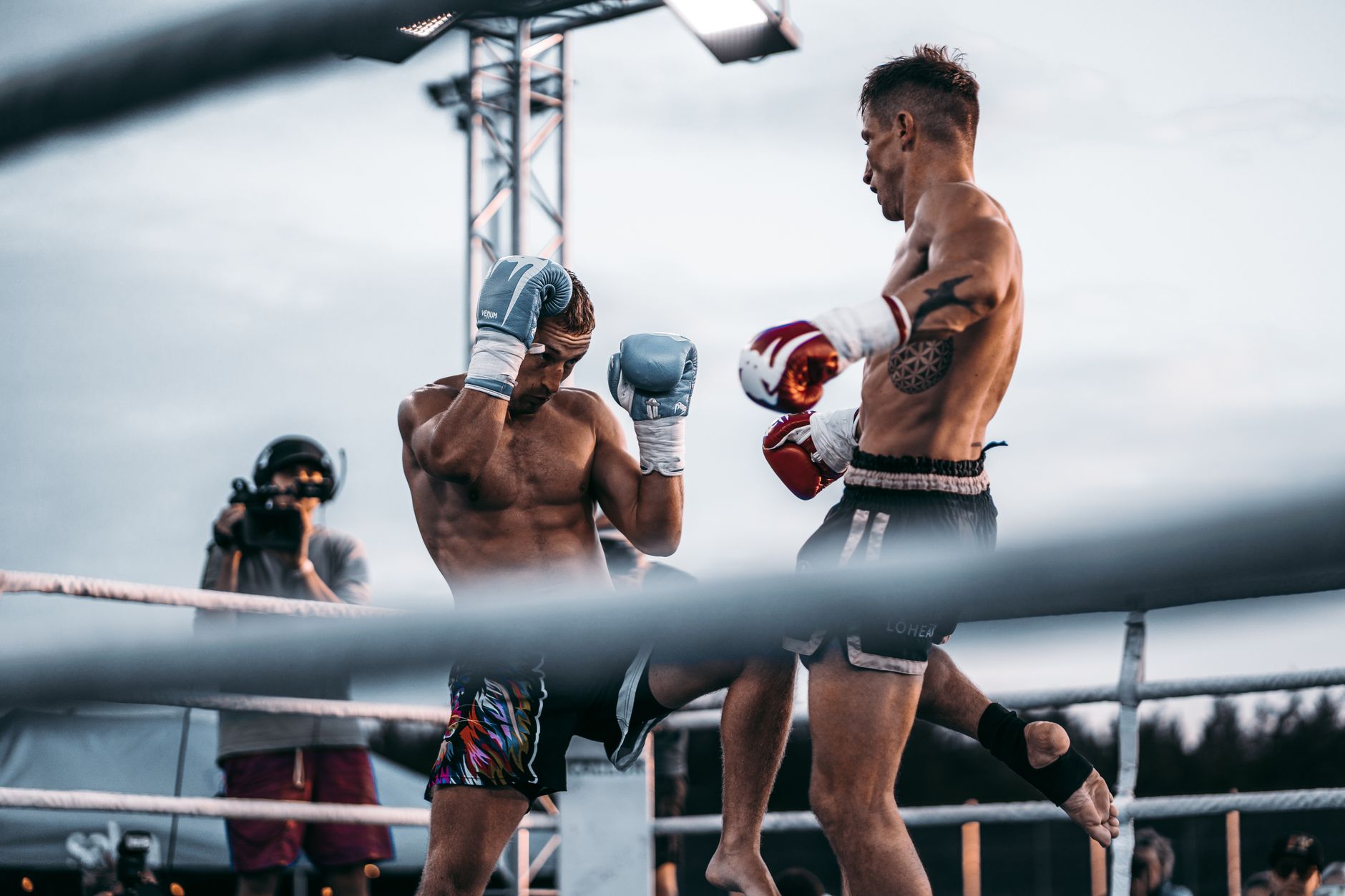 Clase grupal de kickboxing y fitboxing con guantes