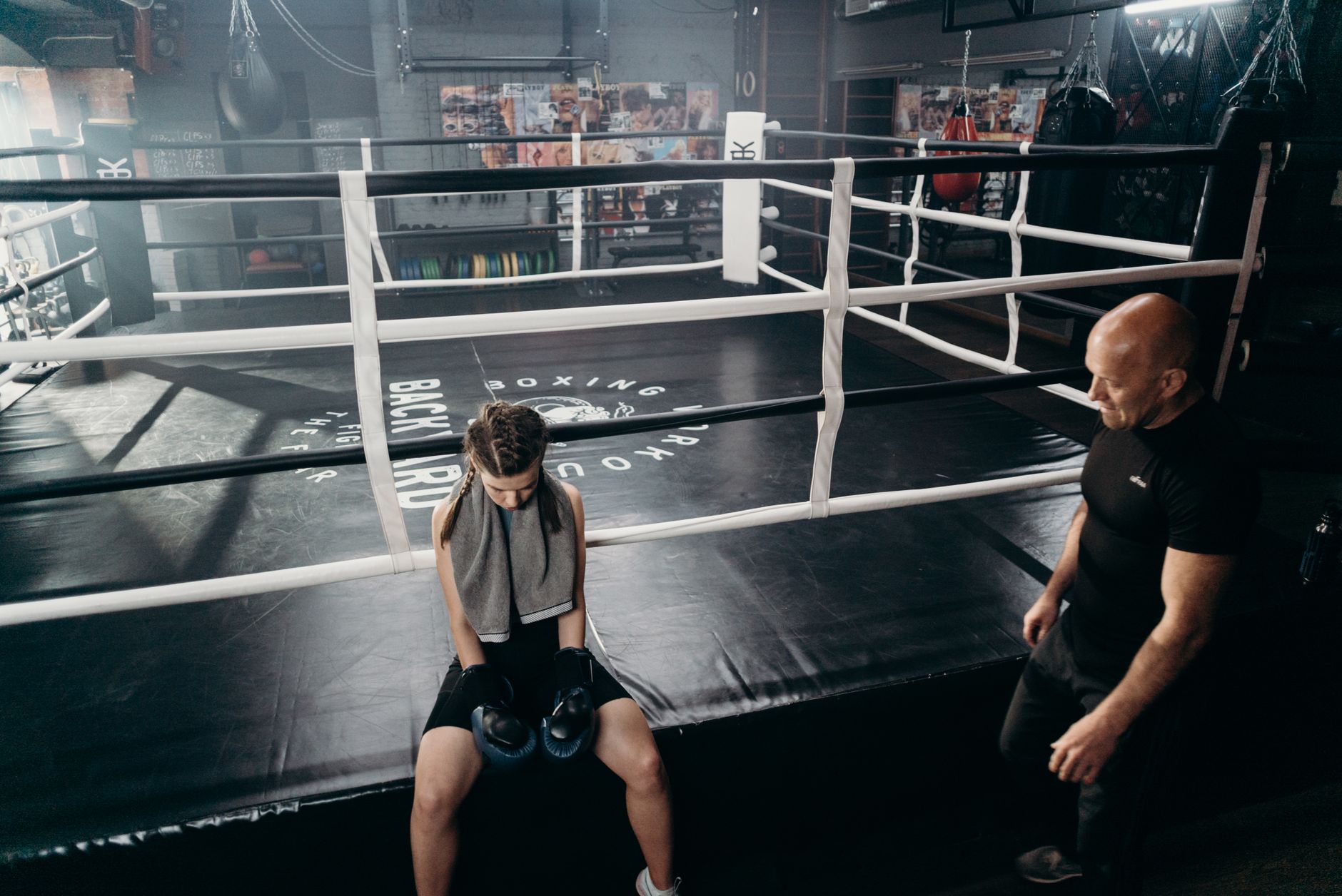 Boxeador en sparring con entrenador - tecnica de boxeo