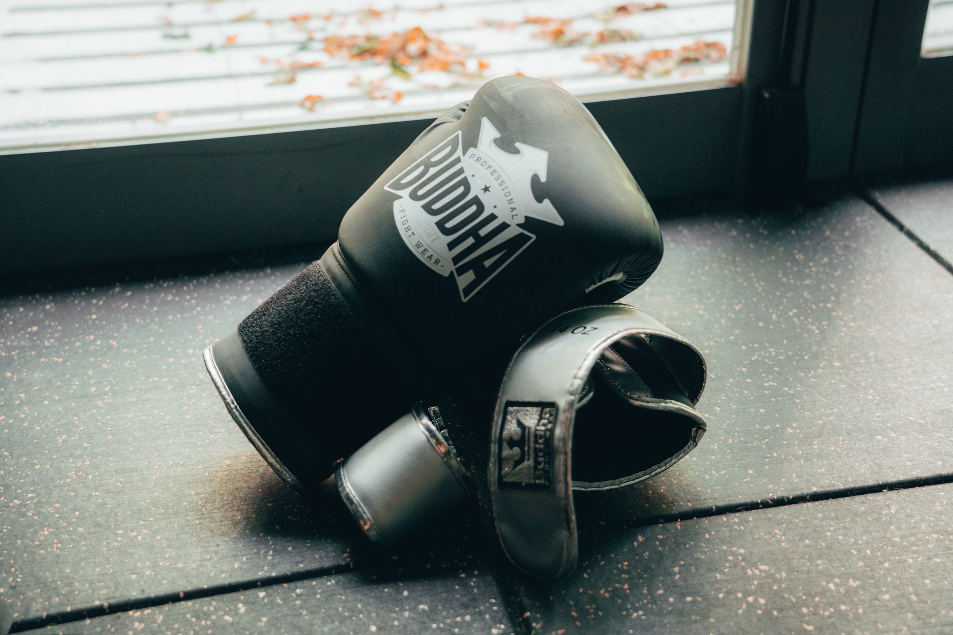 Guantes y saco de boxeo - equipamiento para entrenar