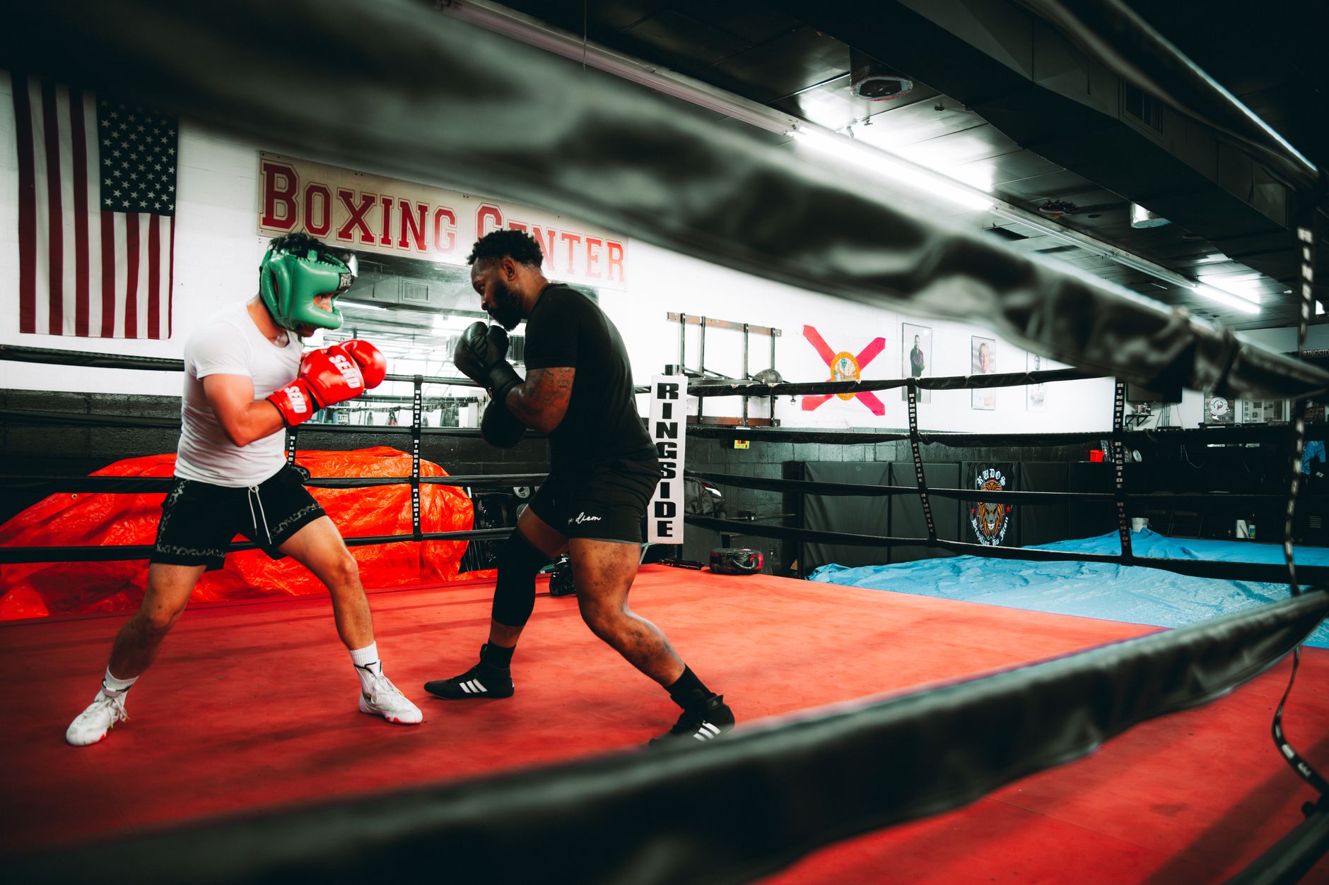 Entrenamiento de boxeo en polideportivo municipal