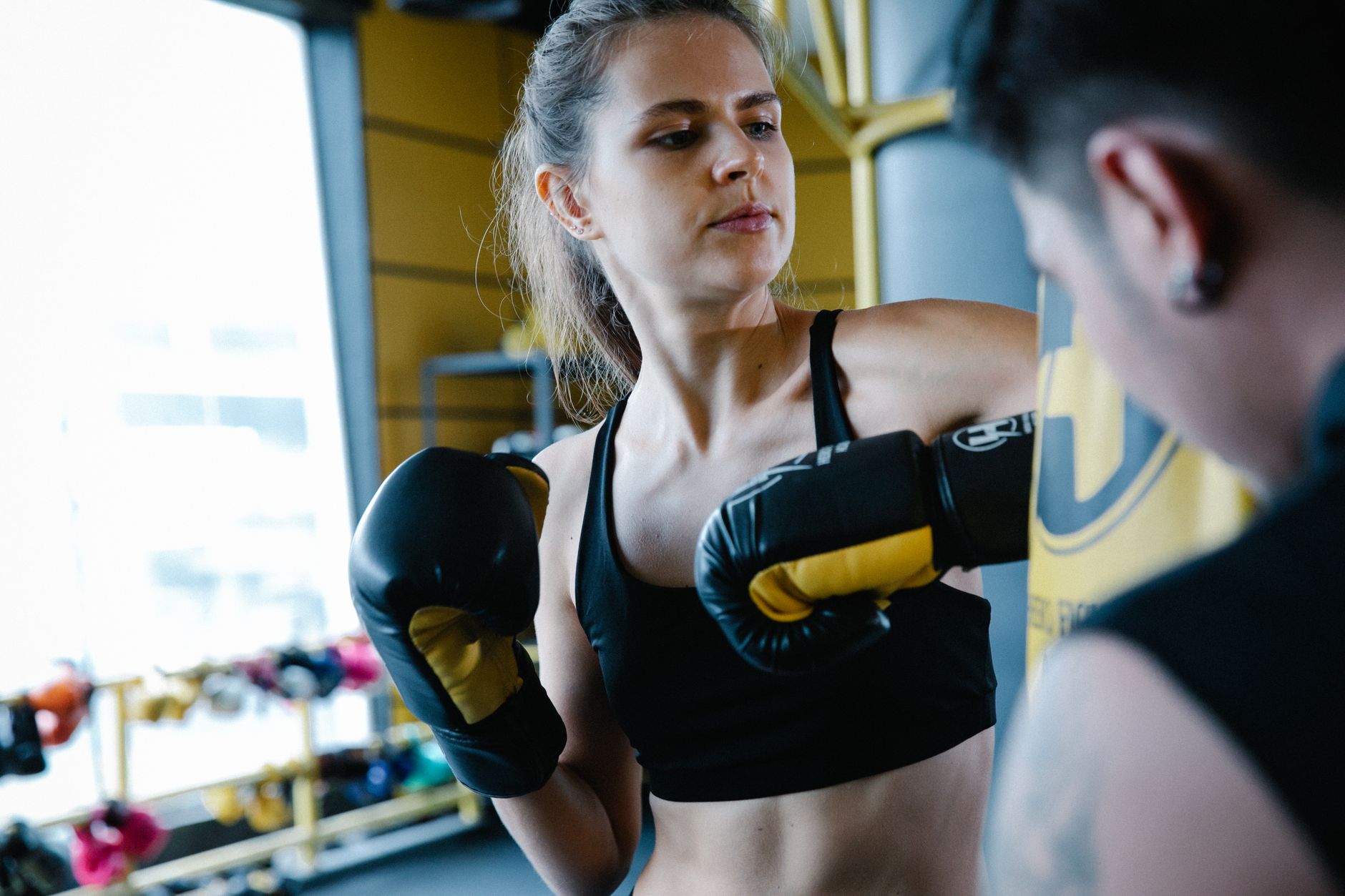 Entrenamiento de boxeo fitness en instalación municipal