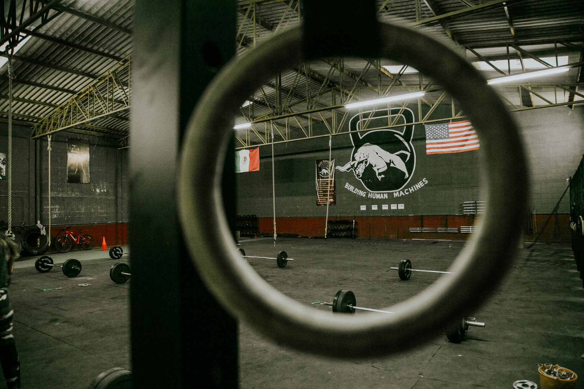 Box de CrossFit Distrito 362 Vigo con racks y equipamiento funcional