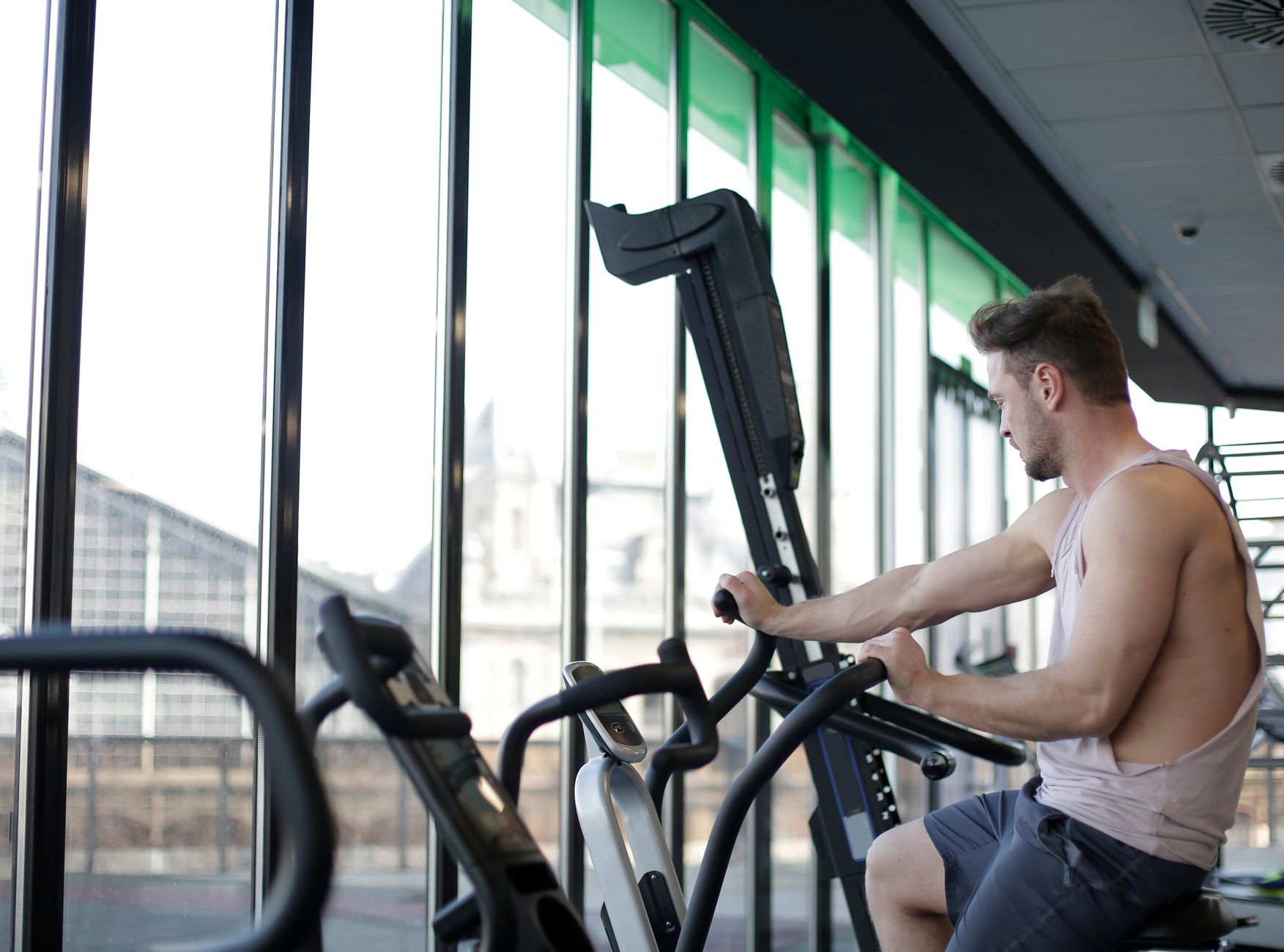 Equipamiento cardiovascular y zona de cardio en Athenas Vigo