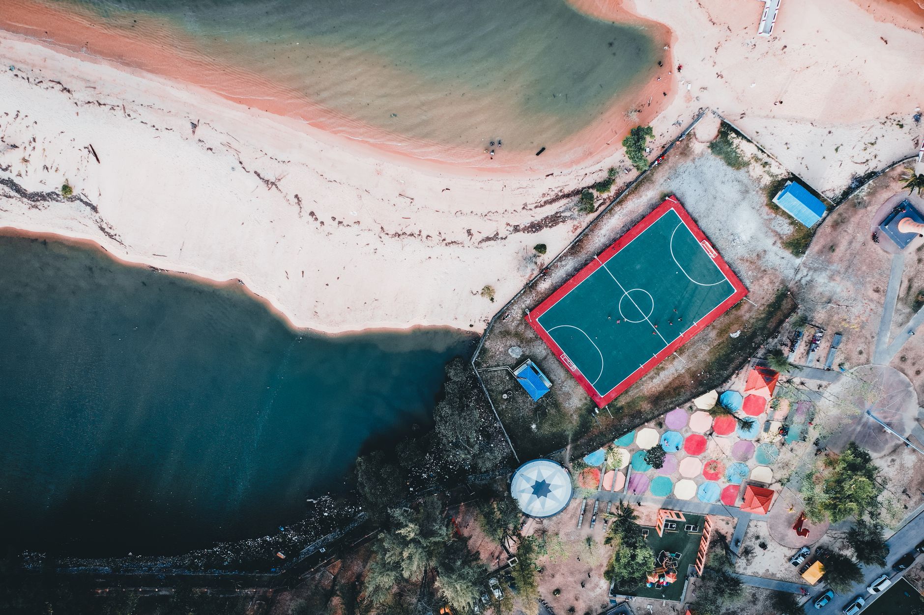 Pista de fútbol playa con arena en instalación deportiva al aire libre