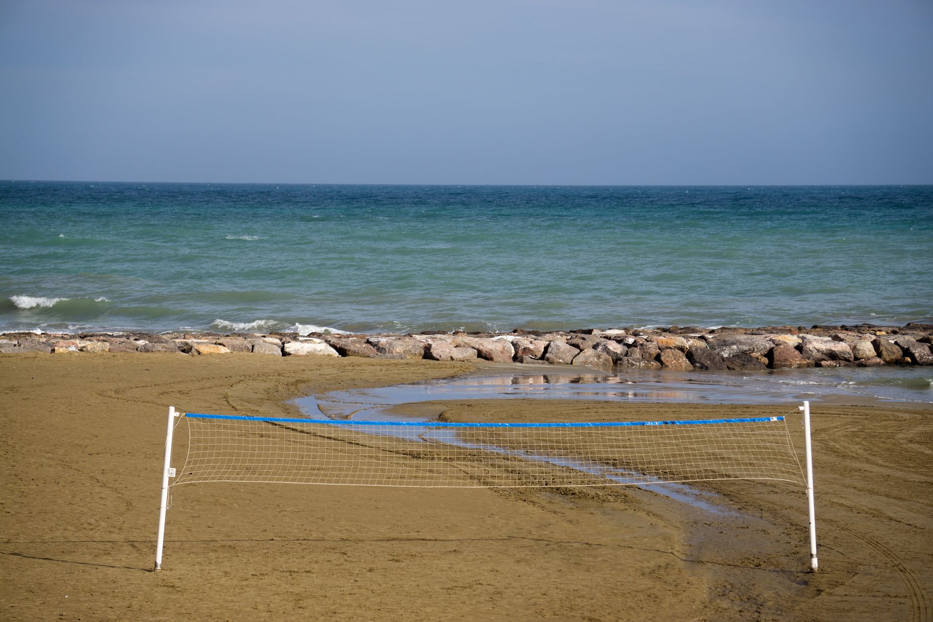 Pista de voleibol playa junto al mar en la costa mediterránea