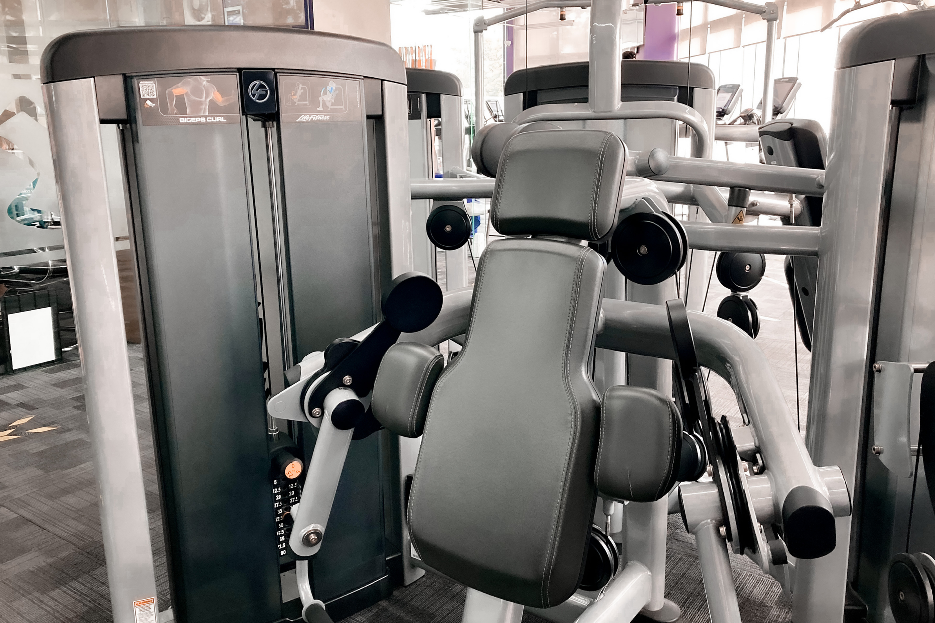 Sala de musculación con máquinas modernas