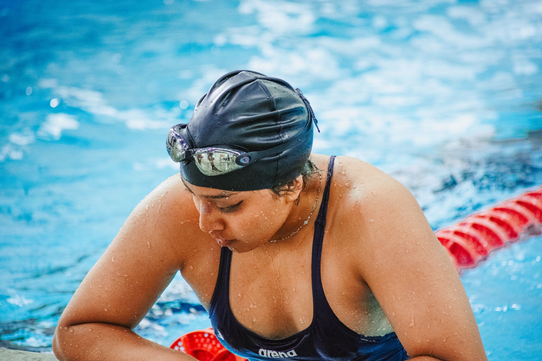 Nadador entrenando en piscina profesional