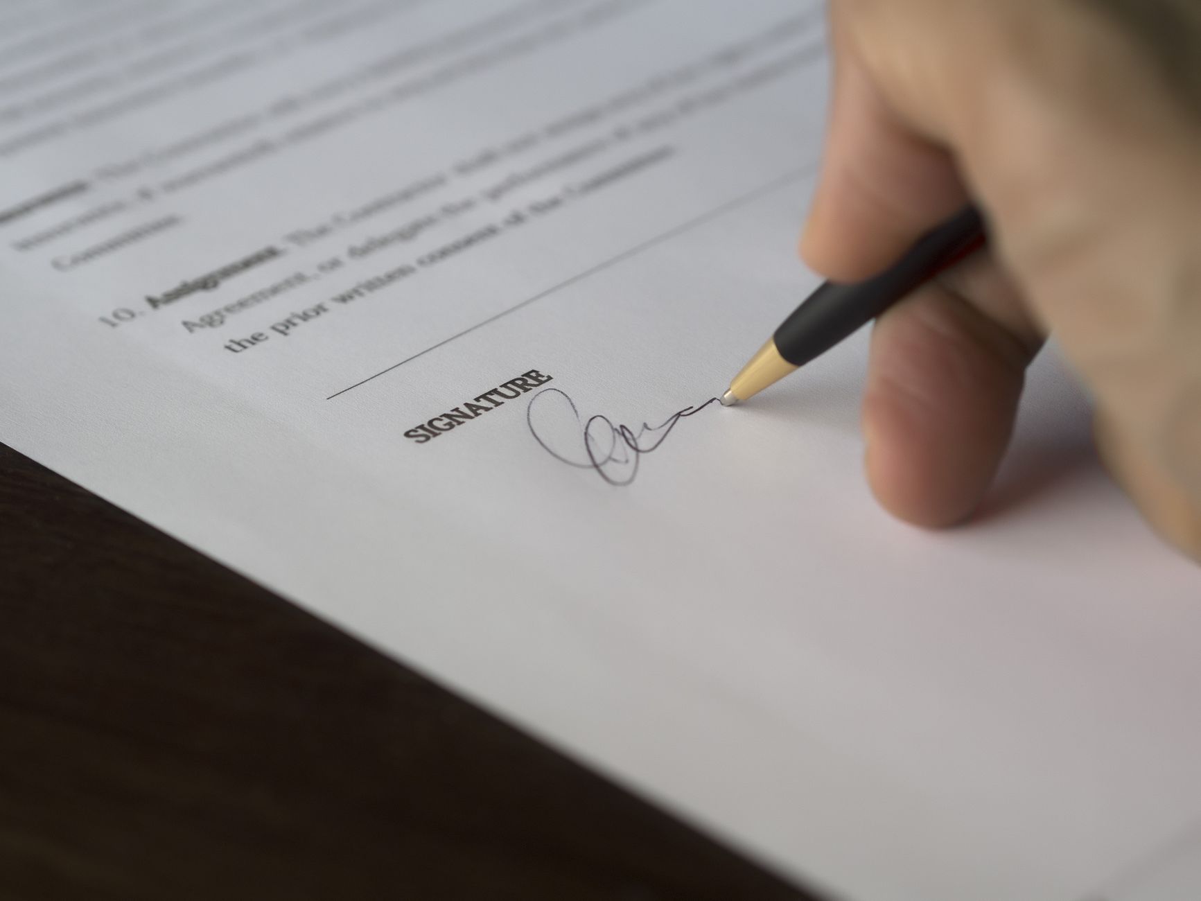 Firma de un contrato de alta en un gimnasio