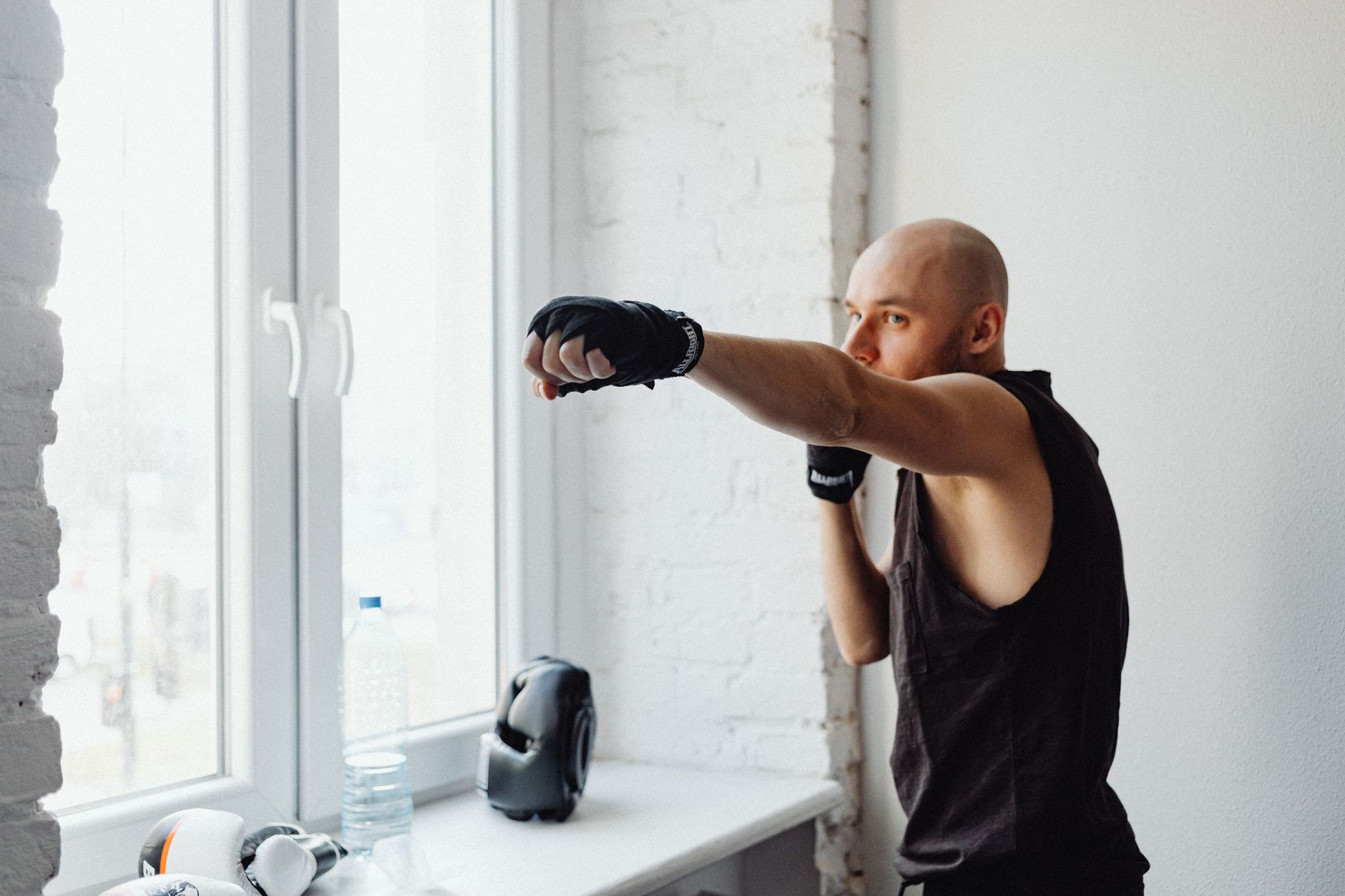 Boxeador practicando tecnica de sombra en casa - shadowboxing entrenamiento