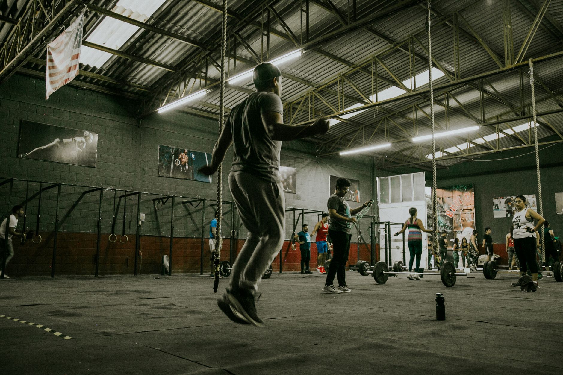 Clase de entrenamiento funcional tipo CrossFit en gimnasio