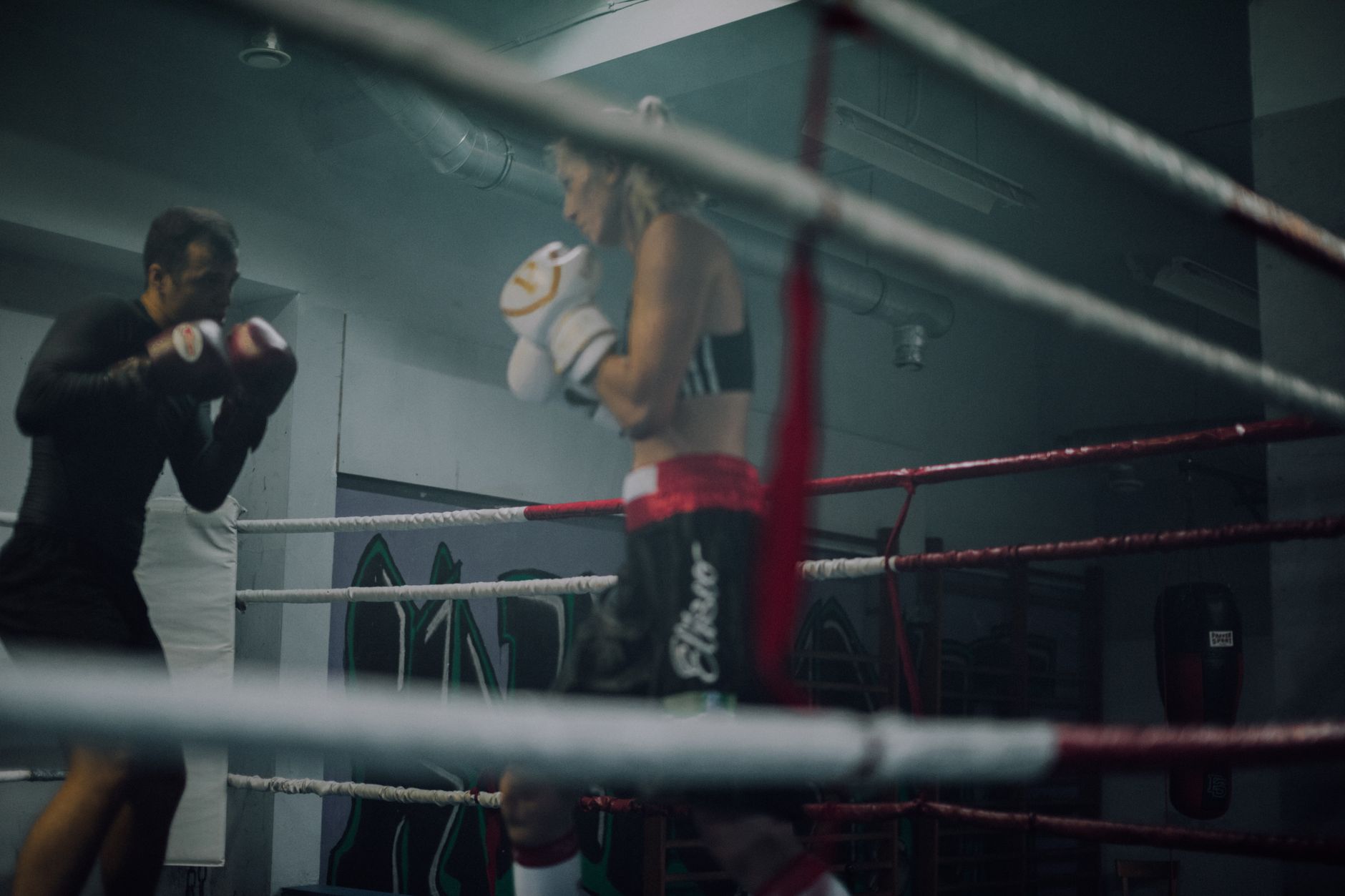 Boxeador en sparring con entrenador - tecnica de boxeo