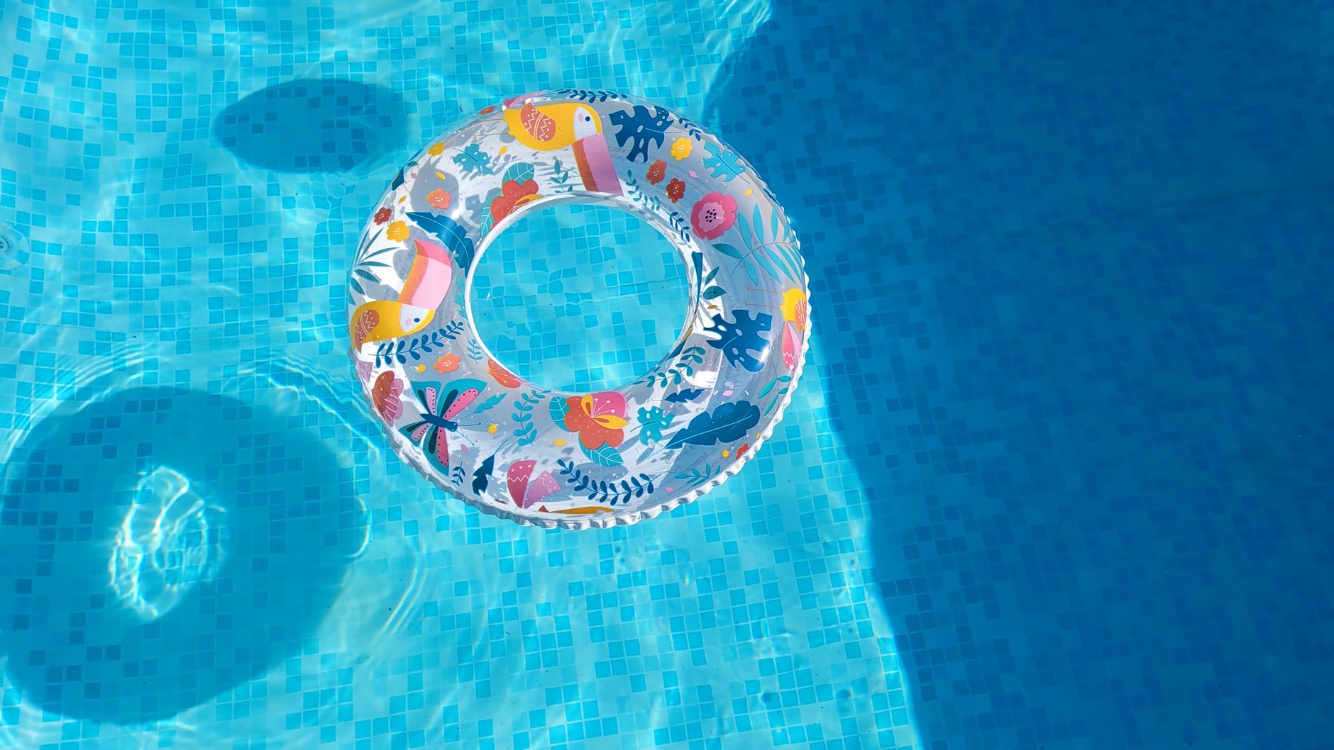 Agua azul de piscina en un día soleado de verano
