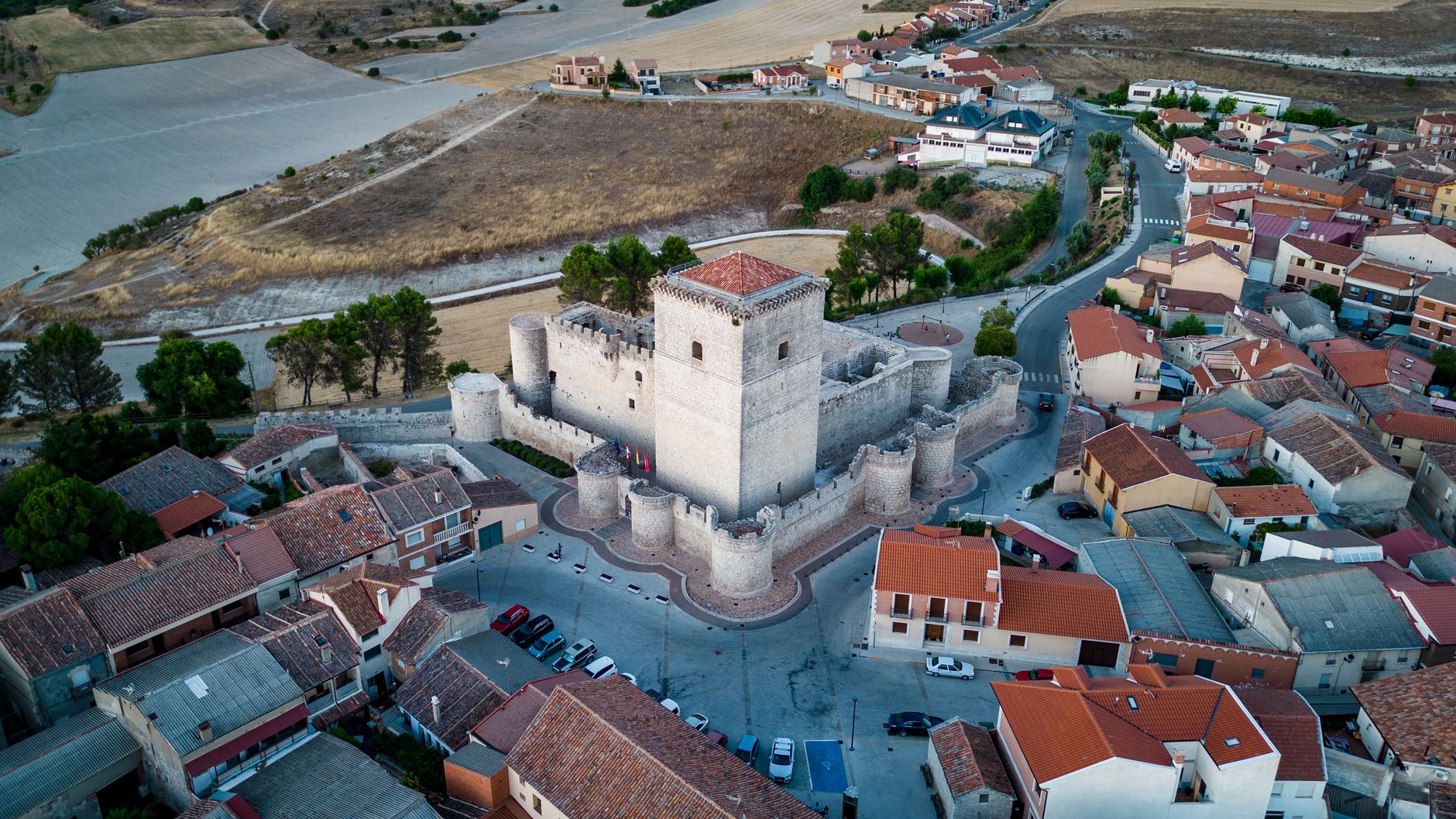 Plaza de un pequeño municipio rural de Castilla y León