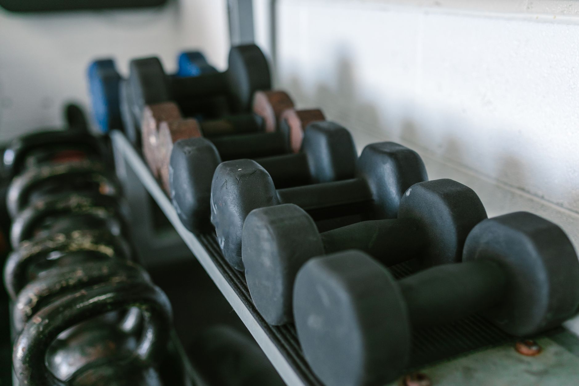 Sala de musculación con equipamiento completo