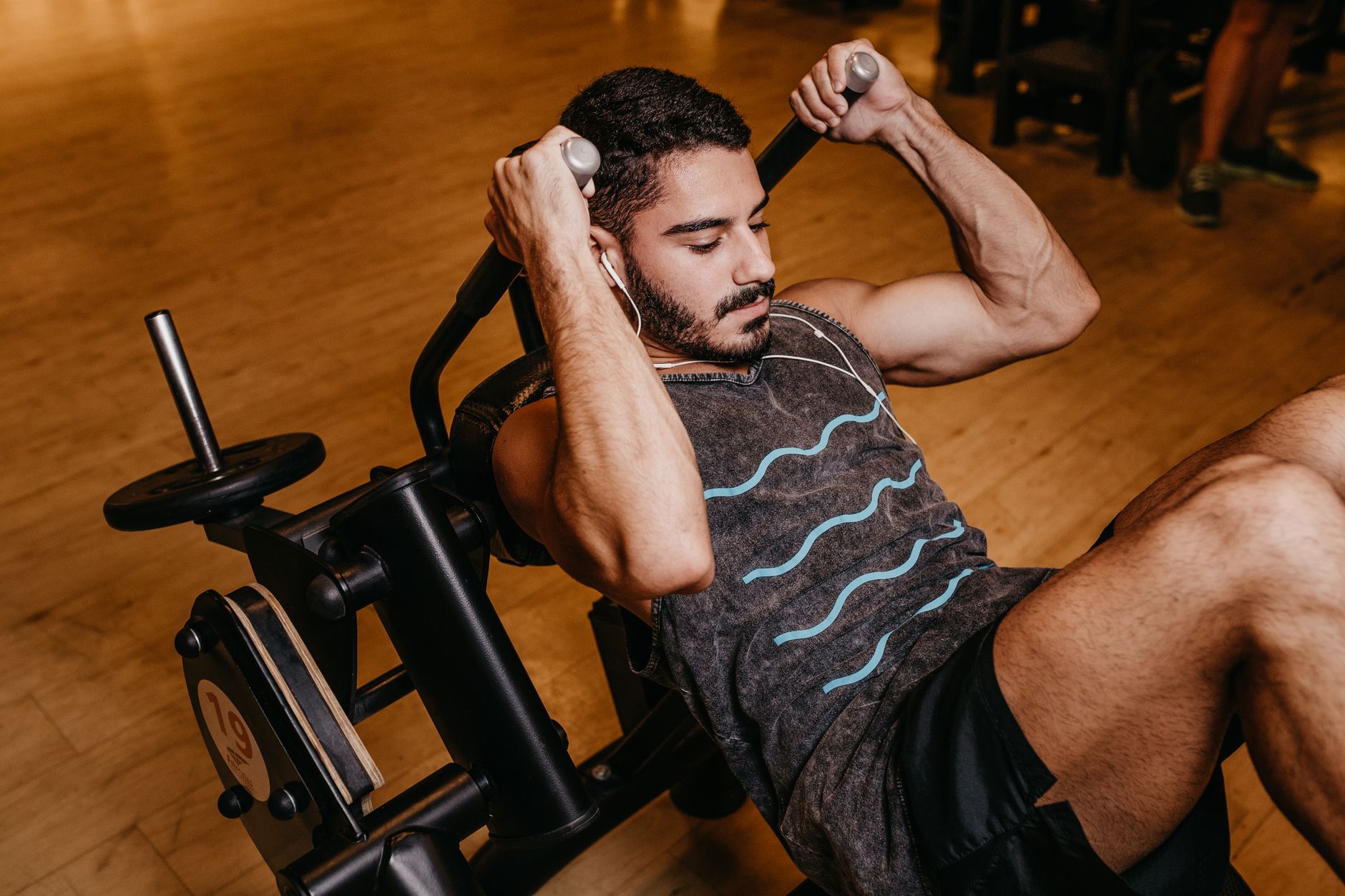 Instalaciones de un gimnasio sin permanencia en Madrid con máquinas de musculación